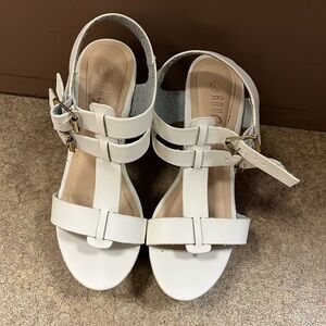 Rouge Helium White Sandals